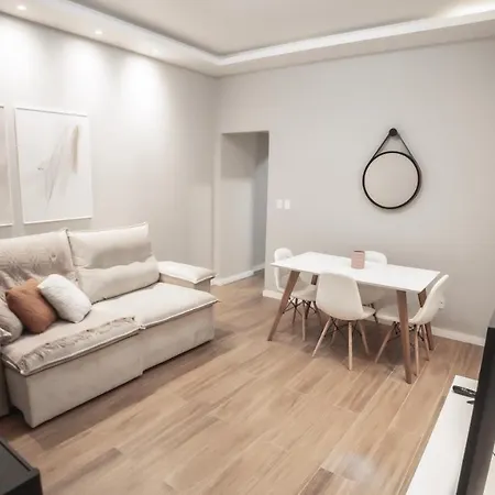 Apartamento No Bairro Do Flamengo. Reformado E Aconchegante!